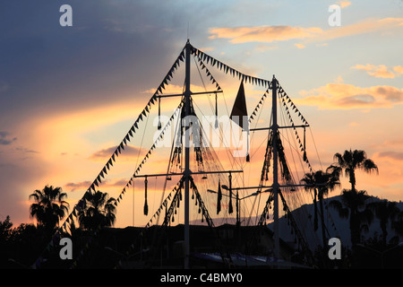 Turquie, Alanya, coucher de ciel, les mâts de navires, de palmiers, de Banque D'Images