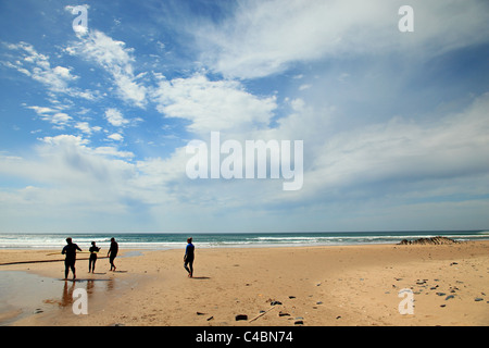 Surferes la marche sur la plage de Costa Vicentina, Cordama côte ouest de l'Algarve au Portugal Banque D'Images