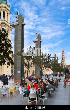 Café en face de la Basilique de Nuestra Señora del Pilar de la Plaza del Pilar, Zaragoza, Aragon, Espagne Banque D'Images