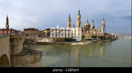 Vue sur la Basilique de Nuestra Señora del Pilar de la Puente de Piedra sur l'Èbre, Zaragoza, Aragon, Espagne Banque D'Images