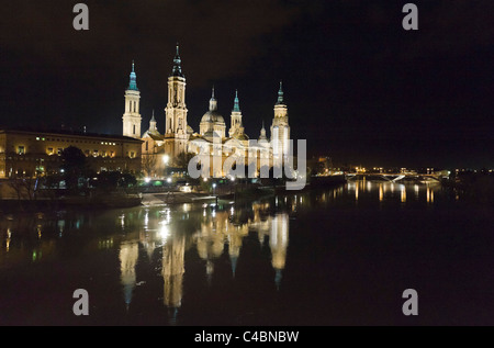 Vue nocturne de la Basilique de Nuestra Señora del Pilar de la Puente de Piedra sur l'Èbre, Zaragoza, Aragon, Espagne Banque D'Images