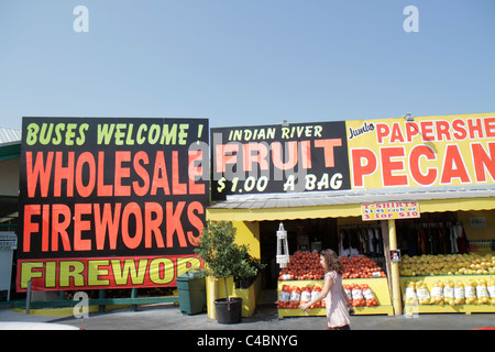 Florida Flagler County,Palm Coast,US Highway route 1,Dixie Highway,stand de bord de route,panneaux,feux d'artifice en gros,Indian River Water fruit,pacanes,shopping s Banque D'Images