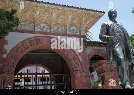 St Saint Augustine Floride, Flagler College, ancien hôtel Ponce de Leon, Henry Flagler, statue, entrée, devant, les visiteurs voyage visite touristique Banque D'Images