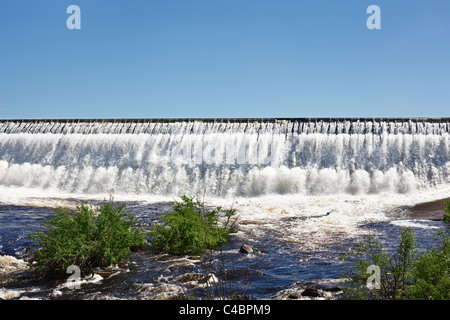 Owerflow d'eau sur le bassin de stockage par l'homme, en Carélie, Russie. Réservoir du lac semi-dans le Canal Mer Blanche Banque D'Images