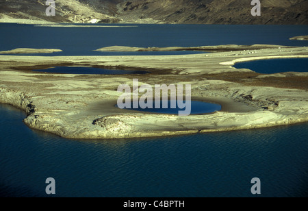 Lacs thermokarstiques sur la moraine jusqu'au barrage du lac glaciaire, Petrov, le Kirghizistan Tian-shan Occidental Banque D'Images