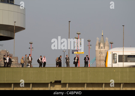 Les navetteurs londoniens sur le quai de la gare de Cannon Street Railway Bridge, à l'origine nommé Alexandra Bridge, avec Tower Bridge en arrière-plan, Londres UK Banque D'Images