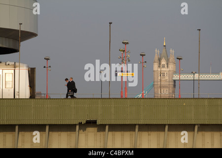 Les navetteurs londoniens sur le quai de la gare de Cannon Street Railway Bridge, à l'origine nommé Alexandra Bridge, avec Tower Bridge en arrière-plan, Londres UK Banque D'Images
