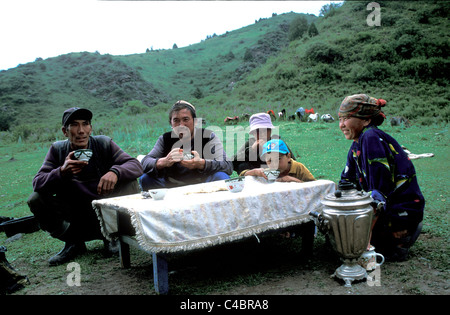 Famille kirghize de boire du thé en face de la yourte. Banque D'Images