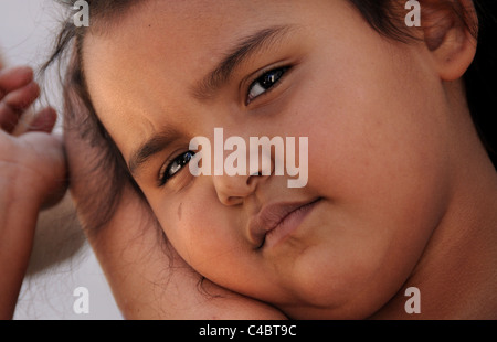 Une jeune fille, qui s'accroche à sa mère en autel, Sonora, Mexique, l'espoir d'émigrer aux États-Unis. Banque D'Images