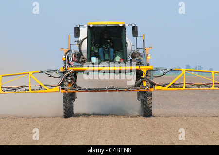 Pulvérisation pulvérisateur automoteur ou herbicide insecticide sur un champ agricole émergente. Banque D'Images