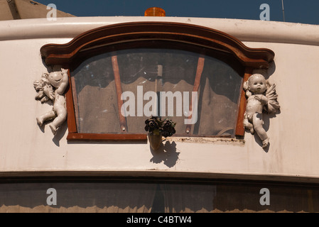 Détail de l'avant, un vieux véhicule récréatif allemand, fenêtre avec cupids, Munich, Allemagne Banque D'Images