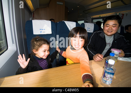 Les passagers ayant un bon temps sur le train à grande vitesse CRH super rapide dans l'Est de la Chine. Banque D'Images