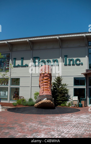 Une sculpture géante de l'initialisation de chasse Bean shoppers accueille à l'entrée de L.F. Bean à Freeport, Maine, USA. Banque D'Images