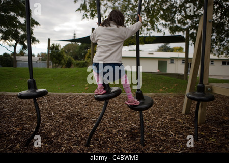 Aire de jeux dans une école locale, Palmerston North, Nouvelle-Zélande. Banque D'Images