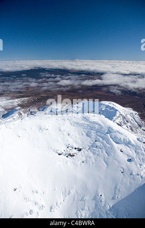 Cratère et sommet du mont Ngauruhoe, Parc National de Tongariro, Central Plateau, North Island, New Zealand - vue aérienne Banque D'Images