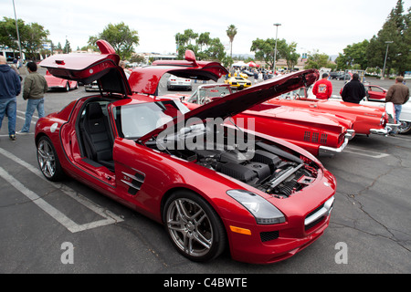 Une SLS AMG supercar flanquée de deux anciens gués Banque D'Images