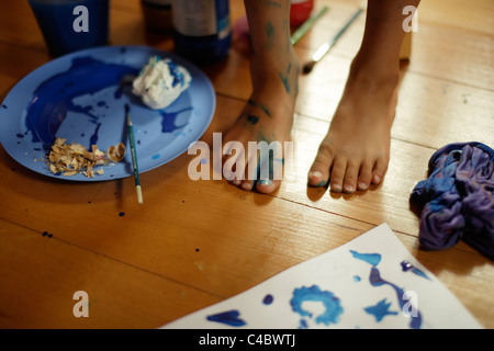 Jeune fille fait une peinture de mess dans sa chambre. Banque D'Images