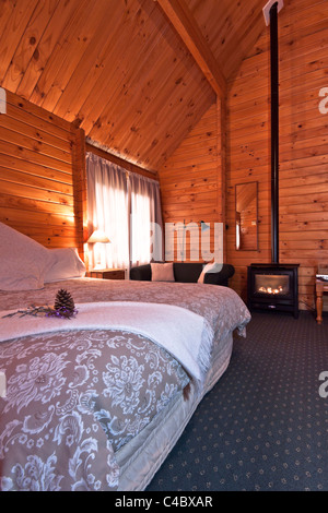 Joli intérieur chaleureux de Mountain lodge Appartement avec cheminée. Banque D'Images