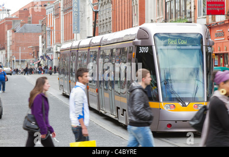 Tramway Luas, appelé, dans le centre-ville de Dublin. De nombreux habitants et touristes peuvent être vu et au transport dans les rues de Dublin Banque D'Images