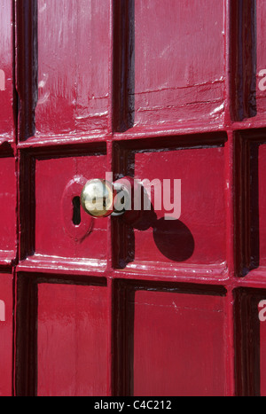 Poignée de porte en laiton sur une ancienne porte en bois très peinte à l'école Leaden Hall The Close, Salisbury. Banque D'Images