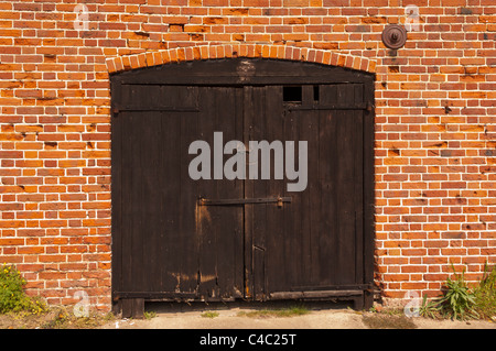 Vieilles portes de grange sur un bâtiment en briques rouges au Royaume-Uni Banque D'Images
