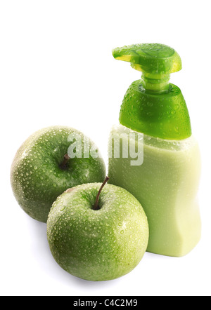 La pomme verte et du savon liquide avec de l'eau gouttes isolated on white Banque D'Images