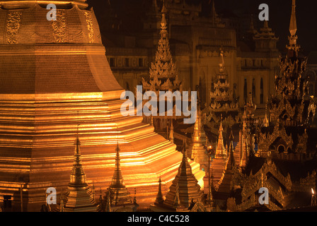 La pagode Sule, dans le centre de Yangon, Myanmar, la nuit Banque D'Images