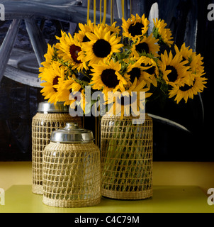 Tournesols en maille tissée avec bol en verre Banque D'Images