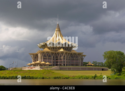 Édifice de l'Assemblée législative de l'État de Sarawak, Bornéo, Malaisie Banque D'Images