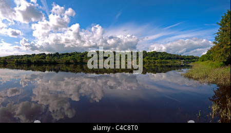 Réflexions sur une parfaite journée d'été sur la rivière Tyne près de Newburn, Newcastle upon Tyne Banque D'Images