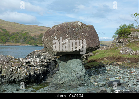 La Mushroom Rock, Croggan, Loch Spelve sur la côte est de Mull, Argyll. 7153 SCO Banque D'Images