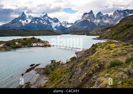 Hosteria Pehoe et le lac Pehoe, Parc National Torres del Paine, Chili Banque D'Images