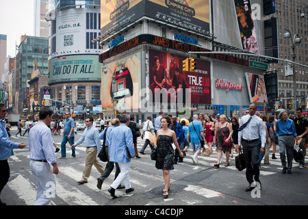 Des foules de piétons à New York la 42e rue dans Times Square le Jeudi, Juin 9, 2011. (© Richard B. Levine) Banque D'Images