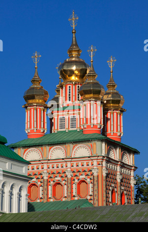 La porte d'église de la Nativité de Saint Jean le Baptiste au monastère de la Trinité Saint Serge à Serguiev Posad, Russie Banque D'Images