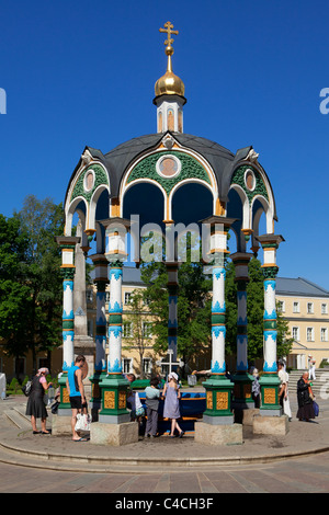 Les personnes qui boivent de l'eau bénite de la fontaine à l'intérieur de la Trinité, Monastère de Saint Serge à Serguiev Posad, Russie Banque D'Images