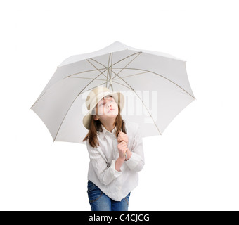 Smiling girl avec parapluie blanc contre un fond blanc Banque D'Images