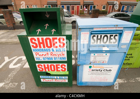 Bacs de collecte de bienfaisance les organismes de bienfaisance de l'habillement chaussures chaussures vêtements d'occasion anciennes collections la collecte des bacs de recyclage centres centre Banque D'Images