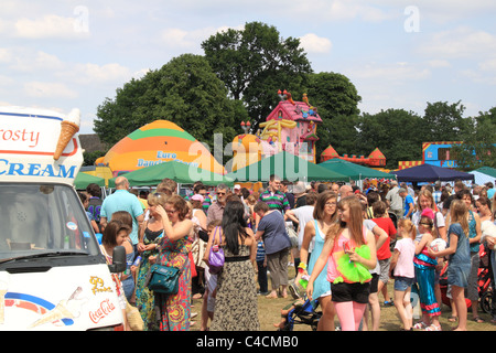 Des foules de gens appréciant Molesey Carnival Banque D'Images