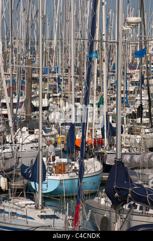 Enchevêtrement de mâts et les bateaux dans le petit port de Colijnsplaat.Zélande, Pays-Bas Banque D'Images