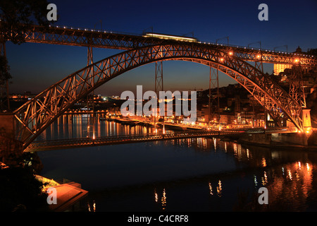 Luis Bridge, Porto, Portugal dans la nuit Banque D'Images