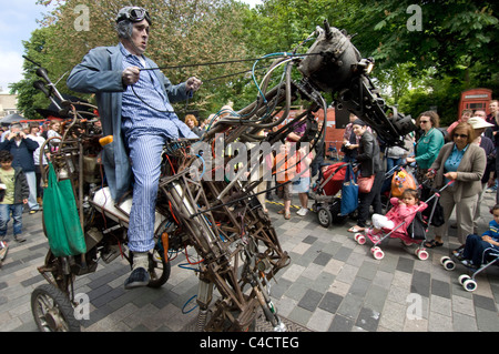 Un artiste de rue chevauche son cheval de fer au cours de la 2011 Brighton Festival Fringe Banque D'Images