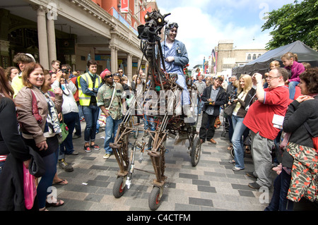 Un artiste de rue chevauche son cheval métal recyclé au cours de la 2011 Brighton Festival Fringe Banque D'Images