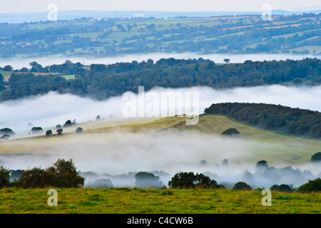 Donnant sur le poireau dans Staffordshire avec la brume matinale se trouvant dans les vallées avec des sommets de collines dépassant. Banque D'Images