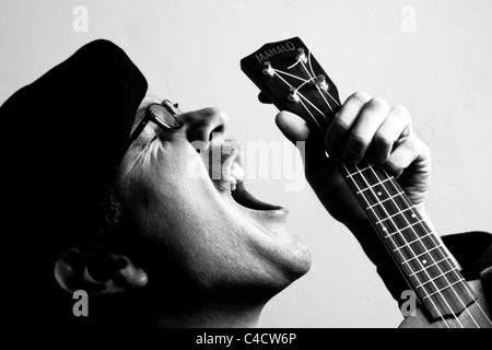 Portrait d'un homme avec une guitare en noir et blanc Banque D'Images