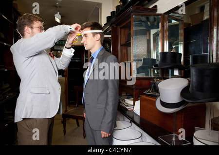 Client étant mesuré pour la soie Top Hat sur Lock & Co hatters, St James's Street, Londres. Photo:Jeff Gilbert Banque D'Images