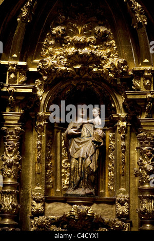 Une Vierge Marie statue décore un autel dans la Cathédrale d'Astorga, en Espagne, le vendredi 6 mai 2011. Banque D'Images