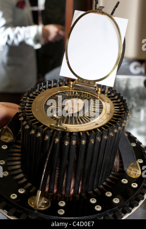 Appareil Conformateur sur la tête tout en ayant mesuré la tête pour la soie Top Hat sur Lock & Co hatters, Londres.Photo:Jeff Gilbert Banque D'Images