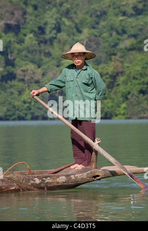 Pêcheur vietnamien dans un sampan, Lac de Ba Be, Parc national du Nord Vietnam Banque D'Images