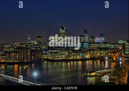 Ville de London, England, UK, Europe, sur la Tamise, à la tombée de la Banque D'Images