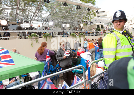 La foule en face de l'abbaye de Westminster le jour avant le mariage du Prince William et Kate Middleton Banque D'Images